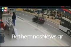 Βίντεο σοκ: Η στιγμή που αυτοκίνητο χτυπάει μητέρα και παιδί σε δρόμο του Ρεθύμνου