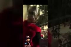 Επίθεση σε αστυνομικό στην ΑΣΟΕΕ - Τράβηξε το όπλο του για εκφοβισμό (video)