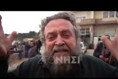 BINTEO - 98 ΑΔΤΕ: «Ντροπή του Στρατηγού να δώσει τα μηχανήματα» φώναζαν πολίτες έξω από την πολιορκούμενη Μεραρχία – Συγκλονίζει ο στρατιωτικός ιερέας