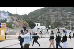 Ντροπή! Τα έσπασαν όλα φεύγοντας από τη Χίο άνδρες των ΜΑΤ – ΒΙΝΤΕΟ