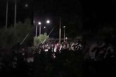 Κως: Απίστευτα σκηνικά στο Πυλί - Μετανάστες κατέβηκαν στο χωριό με πέτρες και καδρόνια