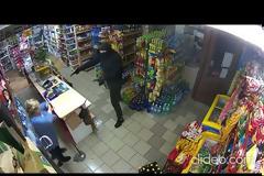 Ληστής πήρε το «μάθημά» του από μια γενναία ηλικιωμένη και την... σφουγγαρίστρα της (video)