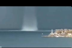 Λέρος: Εντυπωσιακό βίντεο με υδροσίφωνα στο λιμάνι της Αγίας Μαρίνας