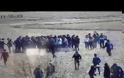 Έβρος, βίντεο-σοκ: Οι Τούρκοι προσπαθούν να γκρεμίσουν τον φράχτη με τεθωρακισμένο! evros-border-0 07/03/2020, 20:17 128 ΣΧΕΤΙΚΑ ΑΡΘΡΑ Evros_Ref Μεταναστευτικό: Οργιάζει η προπαγάνδα στα σύνορα - Βάζουν τους μετανάστες να φωνάζουν «ζήτω η Τουρκία» (βίντεο) 07/03/2020, 18:30 evros-video-0 Βίντεο ντοκ