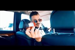 Το Καφέ της Χαράς:Ο Φατσέα κυνηγάει την Σταυρουλα με τραγούδι...