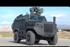 Αυτό είναι το θωρακισμένο που πήγε να ρίξει το φράχτη στην Έβρο (+video)