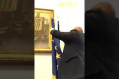Ιταλία: Ο αντιπρόεδρος της Bουλής κατέβασε τη σημαία της ΕΕ