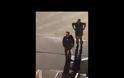 βίντεο: Το πλήρωμα του αεροπλανοφόρου Ρούσβελτ αποθεώνει τον κυβερνήτη που καθαιρέθηκε