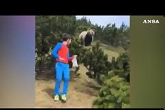 Δωδεκάχρονος τέρας-ψυχραιμίας κατέβηκε λόφο με μια αρκούδα στο κατόπι του!βίντεο