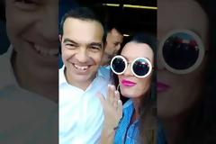 η γυναίκα θαυμάστρια τουκ.ΤΣΙΠΡΑ  ΠΟΥ ΣΥΝΕΧΩΣ ΚΑΝΕΙ  ΤΡΕΛΕΣ ΓΙΑ ΛΙΓΗ ΔΗΜΟΣΙΟΤΗΤΑ .....Χειροπέδες στην  Θεσσαλονικιά αυτοαποκαλούμενη παρουσιάστρια