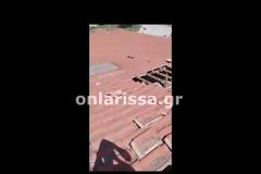 ΒΙΝΤΕΟ.Λάρισα: Αεροσκάφος «ξήλωσε» σκεπή σπιτιού σε χωριό