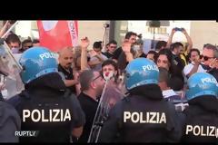 Βίντεο: Συγκρούσεις διαδηλωτών καλλιτεχνών με αστυνομικούς στο κέντρο της Ρώμης