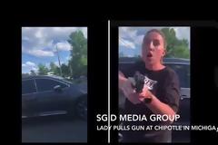 Viral βίντεο στις ΗΠΑ: Λευκή γυναίκα απειλεί με όπλο μια μαύρη και την κόρη της σε πάρκινγκ