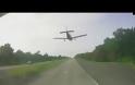 Αναγκαστική προσγείωση μικρού αεροπλάνου σε αυτοκινητόδρομο: Μαέστρος ο πιλότος (vid)