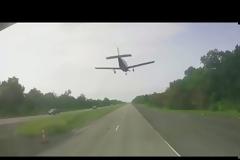 Αναγκαστική προσγείωση μικρού αεροπλάνου σε αυτοκινητόδρομο: Μαέστρος ο πιλότος (vid)