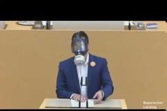 Βαυαρία: Με μάσκα... αερίων βουλευτής του AfD εκφώνησε στη Βουλή την ομιλία του - Βίντεο