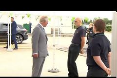 Πρίγκιπας Κάρολος: Εργαζόμενος λιποθύμησε μπροστά τους και αυτός συνέχισε ατάραχος τις «χειραψίες» (βίντεο)
