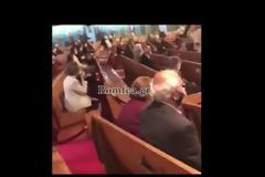 Έξαλλοι οι πιστοί με ιερέα για ξεχωριστά κουταλάκια στην Θεία Κοινωνία (vid)