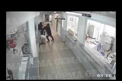 Όλη η φρίκη της επίθεσης με τσεκούρι στην εφορία της Κοζάνης - Σοκάρει το βίντεο