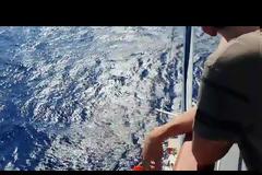 Βίντεο: Καρέ - καρέ η διάσωση ναυαγών από ιστιοπλοϊκό ανοιχτά της Καρύστου