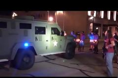 ΗΠΑ - Χαμός στο Ουισκόνσιν: Φωτιές και καταστροφές με αστυνομικούς πυροβολισμούς