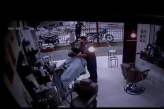 Εκτελεστής δολοφονεί το θύμα του μέσα σε κουρείο