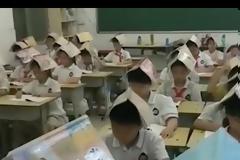 Δάσκαλος φόρεσε καπέλο τα βιβλία στους μαθητές του για να μην... καμπουριάζουν - Βίντεο