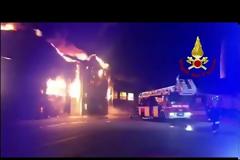 Φωτιά στο λιμάνι της Ανκόνα: Κλειστά τα σχολεία και τα πάρκα της πόλης