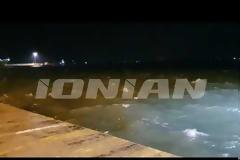 Ο «Ιανός» σφυροκοπά τη Δυτική Πελοπόννησο. Video από το λιμάνι της Ζακύνθου και της Κυλλήνης
