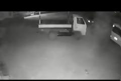 Φορτηγό-φάντασμα: Έκανε όπισθεν και άνοιξε η πόρτα του συνοδηγού ενώ δεν ήταν κανείς μέσα (vid)
