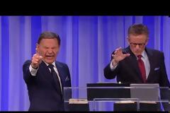 Viral το μανιακό γέλιο τηλε-ευαγγελιστή οπαδού του Τραμπ