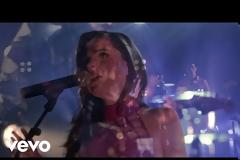 ΛΙΓΟ ΧΑΛΑΡΩΣΗ....Όσο γίνονται τέτοιες διασκευές το ελληνικό τραγούδι ΔΕΝ κινδυνεύει