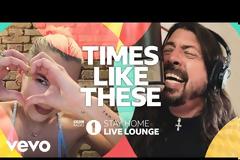 Κάιλι Μινόγκ, Σερ και Ρόμπι Γουίλιαμς τραγουδούν το νέο...«We Are The World» BINTEO