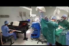 Γιατί Ιταλοί γιατροί χειρουργούν μικρό ασθενή με καρκίνο με συνοδεία πιάνου (video)