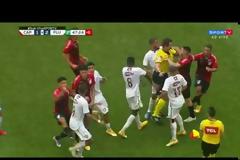 Παράτησαν το ποδόσφαιρο και το έριξαν στο...ξύλο!