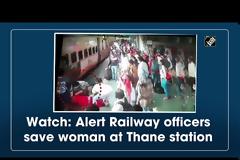 Δύο αστυνομικοί σιδηροδρόμων έσωσαν μια γυναίκα που έπεσε από το τρένο στο Thane της Βομβάης.