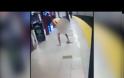 Σοκαριστικό: Γυμνός άνδρας έριξε επιβάτη στις ράγες του μετρό και σκοτώθηκε ο ίδιος. Βίντεο.