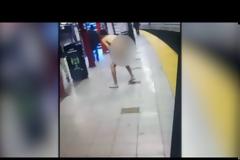 Σοκαριστικό: Γυμνός άνδρας έριξε επιβάτη στις ράγες του μετρό και σκοτώθηκε ο ίδιος. Βίντεο.