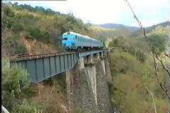 Η αυτοκινητάμαξα GMN A6463 εκτελεί το δρομολόγιο 423 Καλαμάτας-Αθηνών  τον Απρίλιο του 1994. Βίντεο.