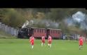 Τσαφ – τσουφ και μπάλα: Τρένο στη Σλοβακία περνάει μέσα από ποδοσφαιρικό γήπεδο – Βίντεο.