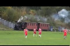 Τσαφ – τσουφ και μπάλα: Τρένο στη Σλοβακία περνάει μέσα από ποδοσφαιρικό γήπεδο – Βίντεο.