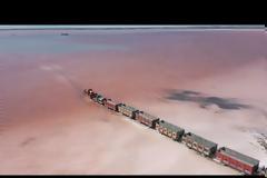 Ένα τρένο διασχίζει τη λίμνη! Οφθαλμαπάτη ή αλήθεια; Η λίμνη της Σιβηρίας που αλλάζει χρώμα το καλοκαίρι και φιλοξενεί τη γαρίδα με τα 3 μάτια...
