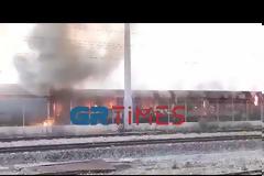 Θεσσαλονίκη: Συναγερμός για φωτιά σε εγκαταλελειμμένα βαγόνια του ΟΣΕ.