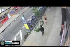 Σοκαριστικό περιστατικό στο Μπρούκλιν - Άντρας επιτέθηκε σε 35χρονη στην μέση του δρόμου (Video)