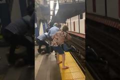 Άντρας χωρίς 2η σκέψη πηδά να σώσει άντρα σε καροτσάκι που έπεσε στις γραμμές του τρένου - Βίντεο