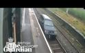 Βρετανία: Στη φυλακή 33χρονος οδηγός που... ταξίδεψε για σχεδόν ένα χιλιόμετρο πάνω σε γραμμές του τρένου - Δείτε βίντεο,