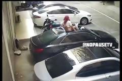 Απίστευτο: Γυναίκα έπεσε από μπαλκόνι πάνω σε αμάξι κατά την διάρκεια της ερωτικής πράξης (Video)