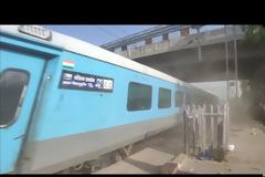 Ινδία: Τρένο διέρχεται από  σιδηροδρομικό σταθμό με 155 χλμ/ώρα!  Βίντεο!