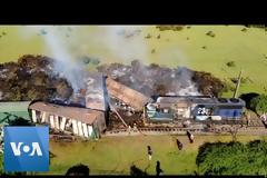 Εκτροχιασμένο τρένο πυρπολήθηκε στη Χιλή. Βίντεο.