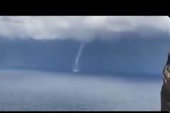 Ισπανία: Τεράστιος υδροστρόβιλος σχηματίστηκε στην θάλασσα (Video)